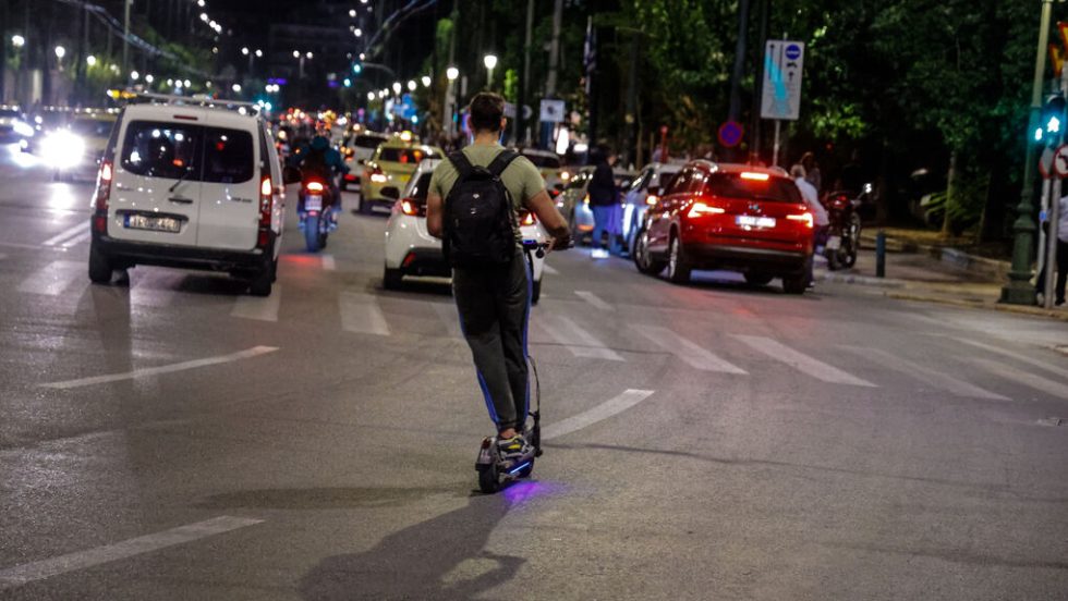 Ηλεκτρικά πατίνια: Θα έχουν κόφτη στην ταχύτητα - Πλήρης απαγόρευση για τους ανηλίκους